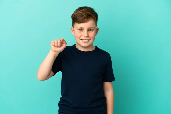 Kleine Roodharige Jongen Geïsoleerd Blauwe Achtergrond Verrast Wijzen Naar Voren — Stockfoto