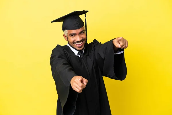 Junger Kolumbianischer Universitätsabsolvent Auf Gelbem Hintergrund Zeigt Lächelnd Mit Dem — Stockfoto