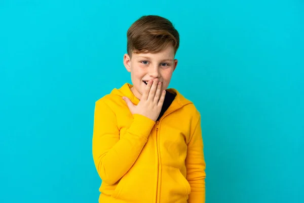 Kleine Roodharige Jongen Geïsoleerd Blauwe Achtergrond Gelukkig Glimlachende Bekleding Mond — Stockfoto