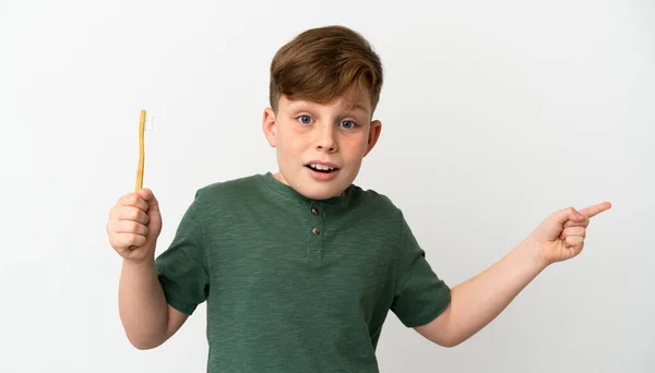 Pequeño Pelirrojo Sosteniendo Cepillo Dientes Aislado Sobre Fondo Blanco Sorprendido — Foto de Stock