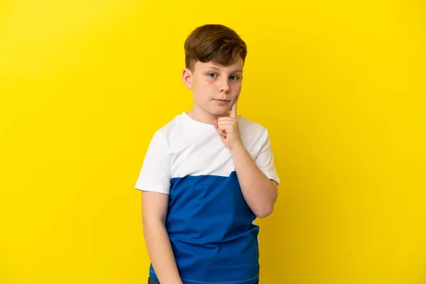 Kleine Roodharige Jongen Geïsoleerd Gele Achtergrond Denken — Stockfoto