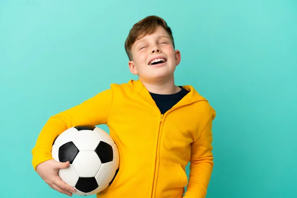 Roodharige Kind Spelen Voetbal Geïsoleerd Blauwe Achtergrond Lachen — Stockfoto