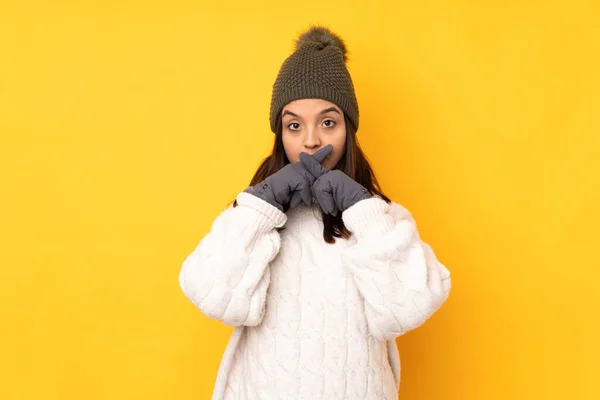 Giovane Donna Con Cappello Invernale Sfondo Giallo Isolato Che Mostra — Foto Stock