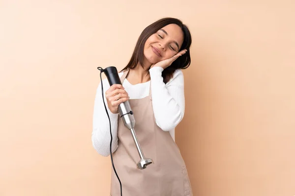 Jovem Morena Usando Liquidificador Mão Sobre Fundo Isolado Fazendo Gesto — Fotografia de Stock