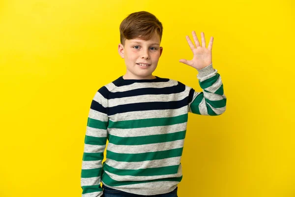 Μικρό Κοκκινομάλλικο Αγόρι Απομονωμένο Κίτρινο Φόντο Χαιρετά Χέρι Χαρούμενη Έκφραση — Φωτογραφία Αρχείου