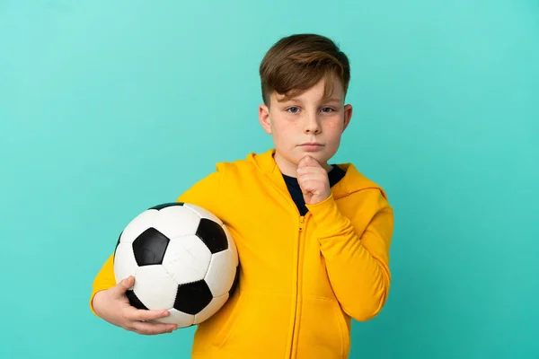 Roodharige Kind Spelen Voetbal Geïsoleerd Blauwe Achtergrond Zoek Omhoog — Stockfoto
