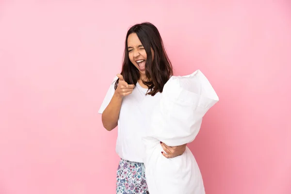 Mujer Joven Pijama Aislada Sobre Fondo Rosa Apuntando Hacia Frente —  Fotos de Stock