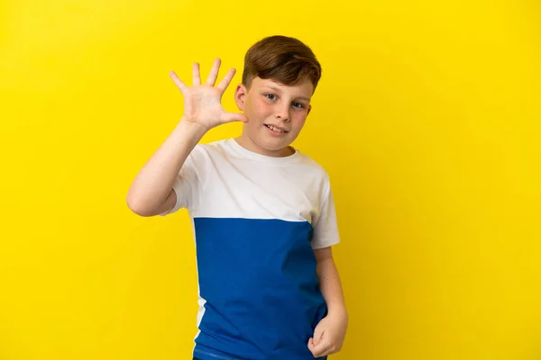 Pequeño Pelirrojo Aislado Sobre Fondo Amarillo Contando Cinco Con Los —  Fotos de Stock