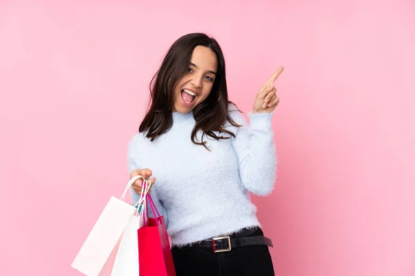 Jeune Femme Avec Sac Provisions Sur Fond Rose Isolé Pointant — Photo