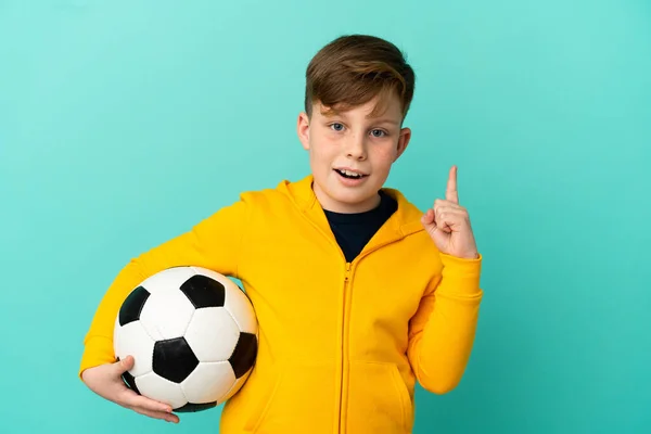 Roodharige Kind Spelen Voetbal Geïsoleerd Blauwe Achtergrond Denken Een Idee — Stockfoto