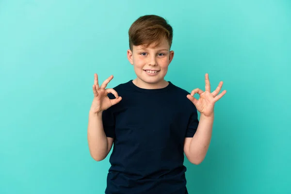 Pequeño Pelirrojo Aislado Sobre Fondo Azul Mostrando Signo Con Dos —  Fotos de Stock