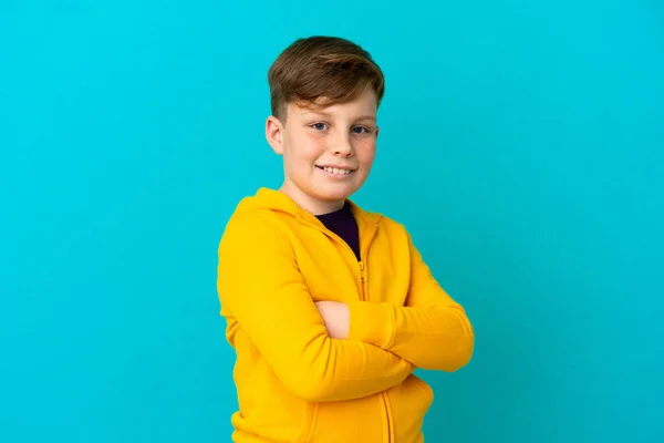 Pequeno Menino Ruivo Isolado Fundo Azul Com Braços Cruzados Olhando — Fotografia de Stock