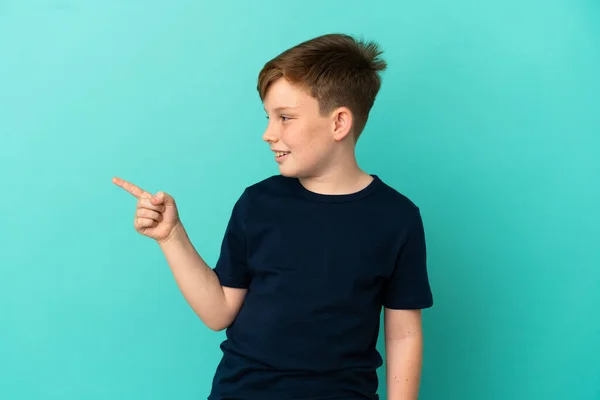 Pequeño Pelirrojo Aislado Sobre Fondo Azul Con Intención Realizar Solución —  Fotos de Stock