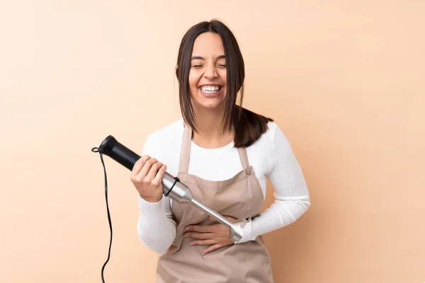 Jovem Morena Usando Liquidificador Mão Sobre Fundo Isolado Sorrindo Muito — Fotografia de Stock