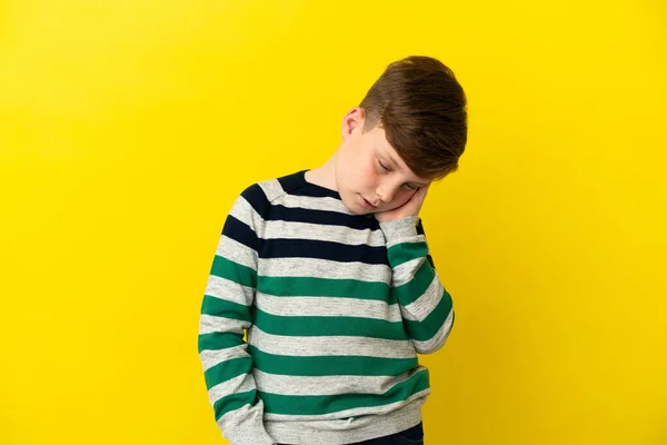 Μικρό Κοκκινομάλλικο Αγόρι Απομονωμένο Κίτρινο Φόντο Πονοκέφαλο — Φωτογραφία Αρχείου