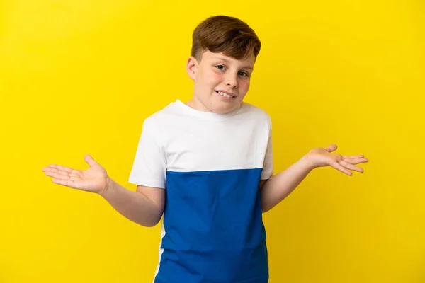 Pequeño Pelirrojo Aislado Sobre Fondo Amarillo Feliz Sonriente — Foto de Stock