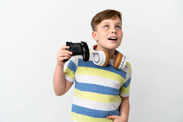 Piccolo Ragazzo Rossa Possesso Pad Gioco Isolato Sfondo Bianco Guardando — Foto Stock