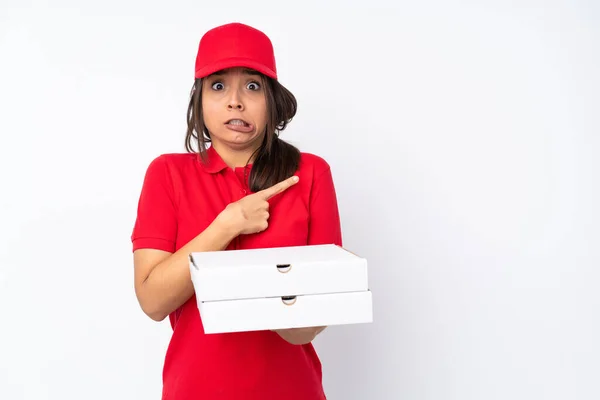 Jovem Pizza Entrega Menina Sobre Isolado Fundo Branco Assustado Apontando — Fotografia de Stock
