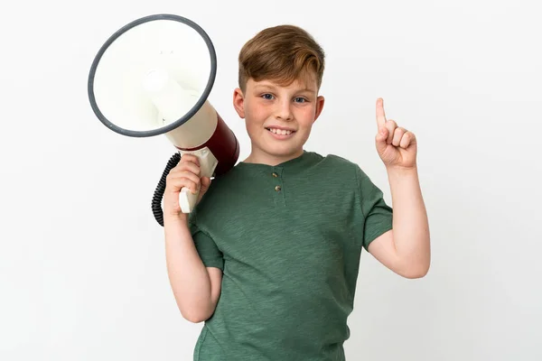 Kleine Roodharige Jongen Geïsoleerd Witte Achtergrond Met Een Megafoon Wijzen — Stockfoto