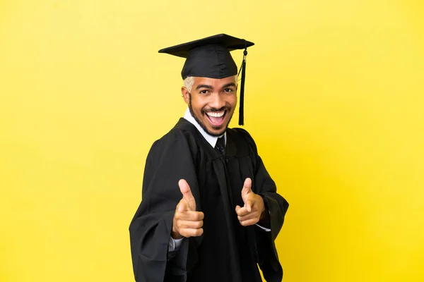 Junger Kolumbianischer Universitätsabsolvent Isoliert Auf Gelbem Hintergrund Zeigt Nach Vorne — Stockfoto