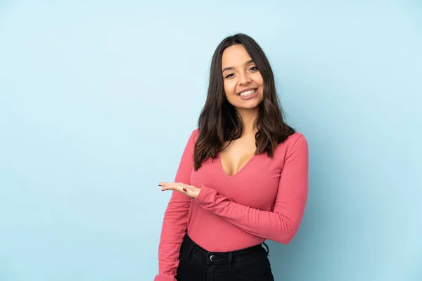 Joven Mujer Mestiza Aislada Sobre Fondo Azul Presentando Una Idea —  Fotos de Stock