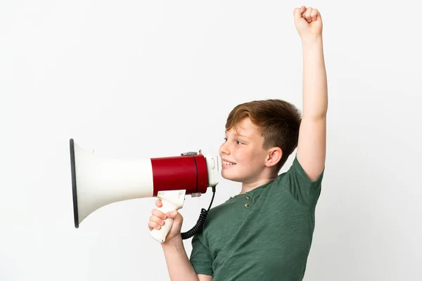 Pequeno Menino Ruivo Isolado Fundo Branco Gritando Através Megafone Para — Fotografia de Stock