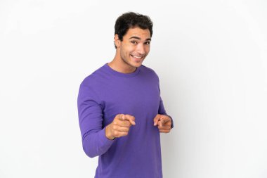 Kafkas yakışıklı adam soyutlanmış beyaz arka plan şaşırmış ve ön tarafı işaret ediyor.