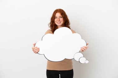 Beyaz arka planda izole edilmiş genç bir kızıl kız düşünce balonu tutuyor.