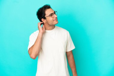 Izole mavi arka plan üzerinde Kafkas yakışıklı adam bir fikir düşünme