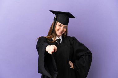 Tecrit edilmiş mor arka planda genç üniversite mezunu iyi bir anlaşma için el sıkışıyor.