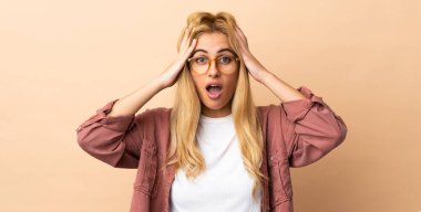 Genç Uruguaylı sarışın kadın, tecrit edilmiş, sürpriz bir ifadeyle.