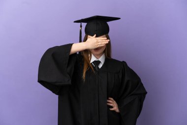 Tecrit edilmiş mor arka plan üzerinden genç üniversite mezunu gözleri elleriyle kapatıyor. Bir şey görmek istemiyorum.