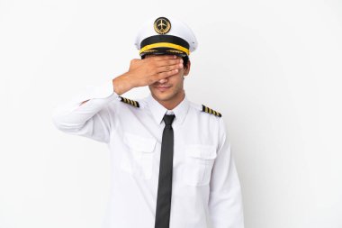 İzole edilmiş beyaz arka planda el ele tutuşan uçak pilotu. Bir şey görmek istemiyorum.