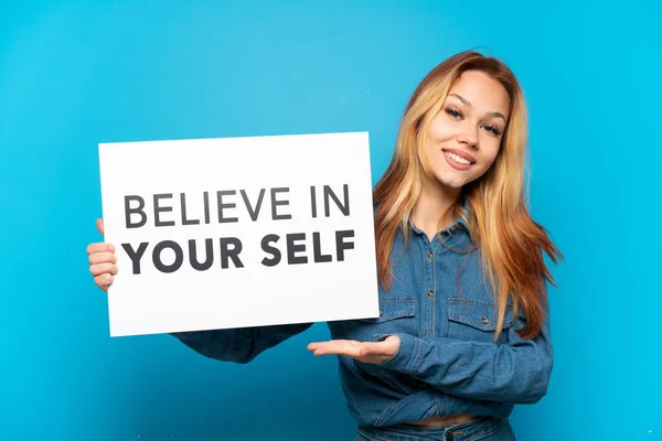 Tonårstjej Över Isolerad Blå Bakgrund Håller Ett Plakat Med Text — Stockfoto