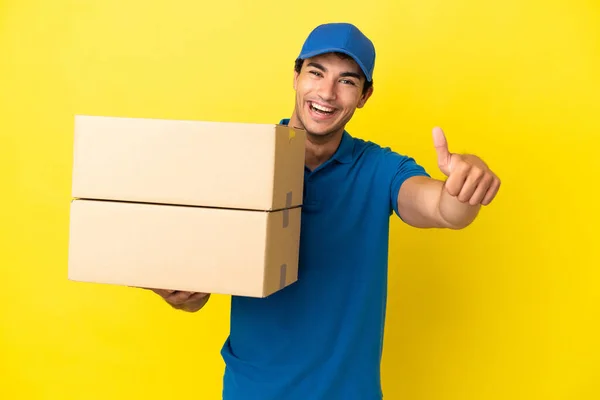 Delivery Man Isolated Yellow Wall Thumbs Because Something Good Has — Stock Photo, Image
