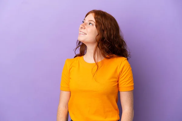 Adolescente Ruiva Menina Sobre Isolado Roxo Fundo Pensando Uma Ideia — Fotografia de Stock