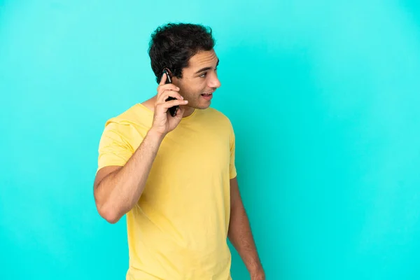Caucasian Handsome Man Isolated Blue Background Keeping Conversation Mobile Phone — Stock Photo, Image
