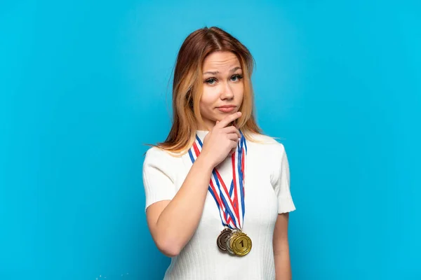 Adolescente Menina Com Medalhas Sobre Fundo Isolado Pensando — Fotografia de Stock