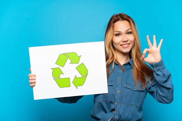 Дівчина Підліток Над Ізольованим Синім Тлом Тримає Плакат Значком Переробки — стокове фото