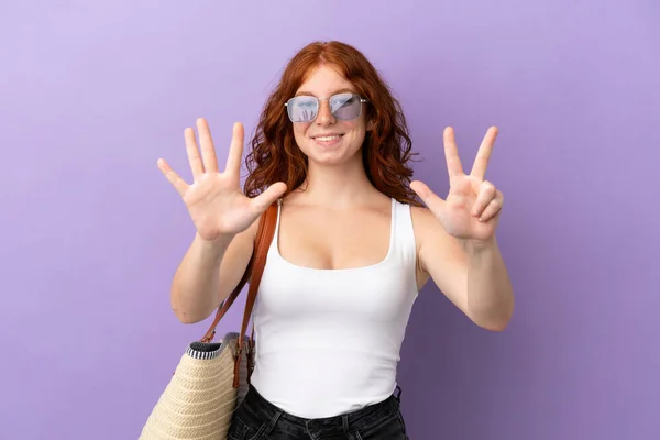 ティーンRedhead女の子保持Aビーチバッグ孤立オンパープルバックカウント8とともに指 — ストック写真