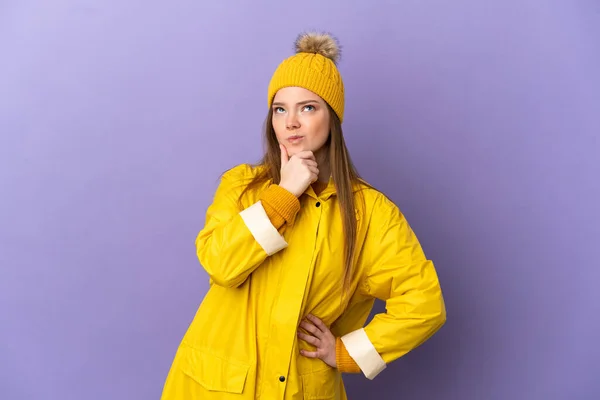 Teenager Mädchen Trägt Einen Regendichten Mantel Über Isoliertem Lila Hintergrund — Stockfoto