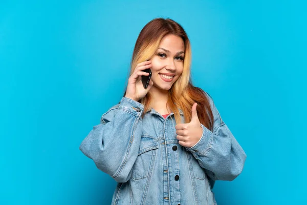 Teenager Mädchen Mit Handy Über Isolierten Hintergrund Gibt Einen Daumen — Stockfoto