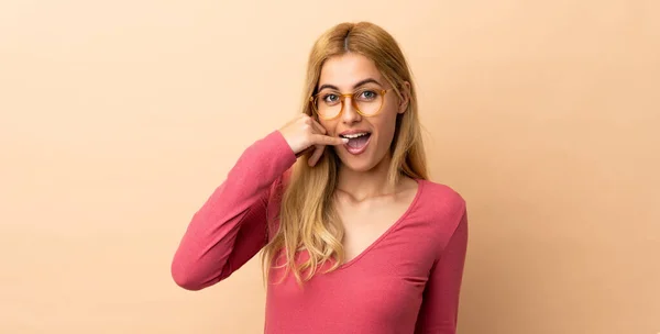 Ung Uruguayansk Blond Kvinna Över Isolerad Bakgrund Gör Telefongest Kalla — Stockfoto