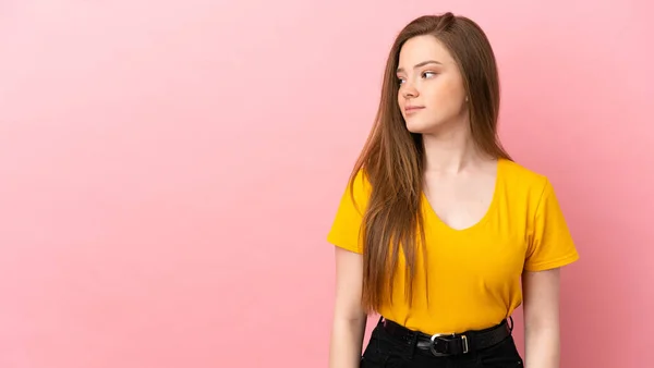 Adolescente Menina Sobre Isolado Fundo Rosa Olhando Para Lado — Fotografia de Stock