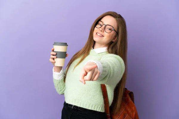 Adolescente Estudante Menina Sobre Isolado Roxo Fundo Apontando Frente Com — Fotografia de Stock