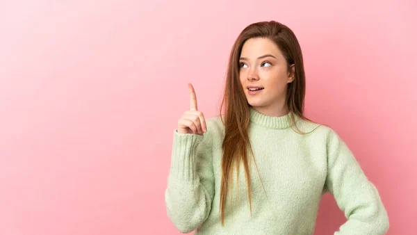 Adolescente Chica Sobre Aislado Rosa Fondo Pensamiento Una Idea Apuntando — Foto de Stock