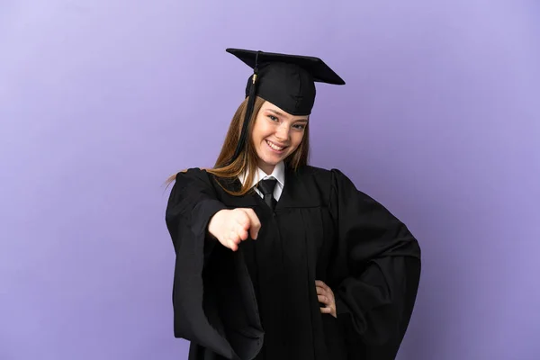 Joven Graduado Universitario Sobre Fondo Púrpura Aislado Estrechando Las Manos —  Fotos de Stock