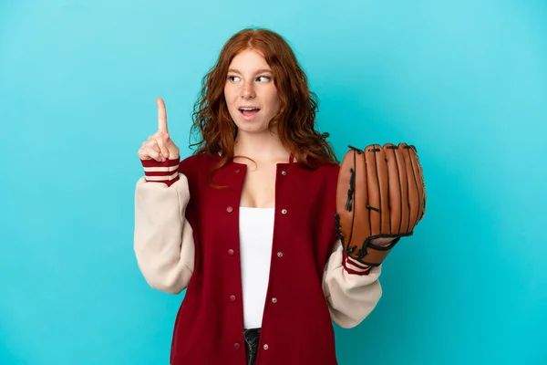 十代の若いですRedhead女の子とともに野球手袋絶縁上の青背景考え方指アップ — ストック写真