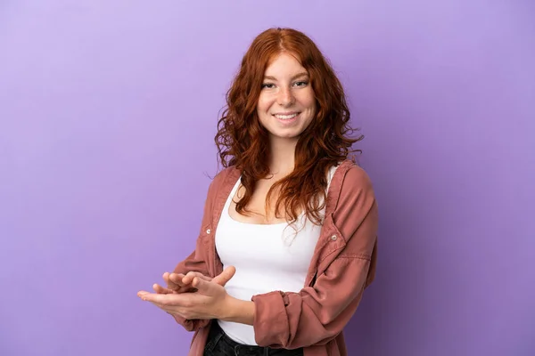 Teenager Rotschopf Mädchen Über Isolierte Lila Hintergrund Applaudieren — Stockfoto