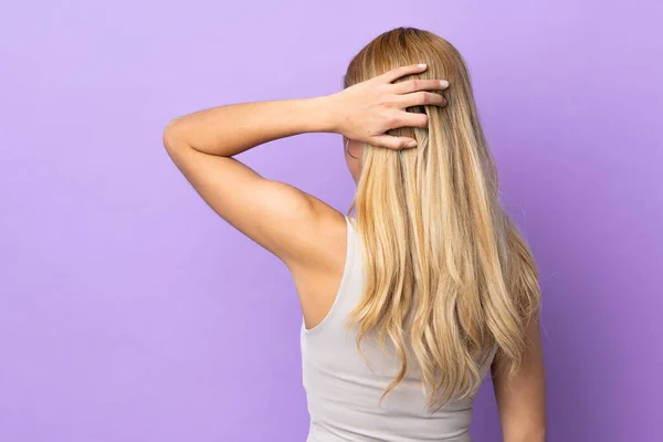 Giovane Donna Bionda Uruguaiana Sfondo Isolato Posizione Posteriore Pensando — Foto Stock